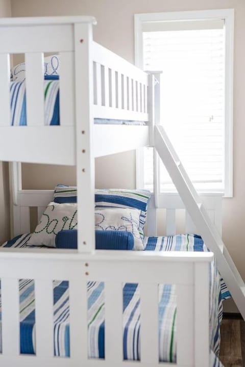 Bay Front Home - Watch the sun rise over LBI. Pier for Boat/Swim/SUP/Kayak/Crab House in Stafford Township