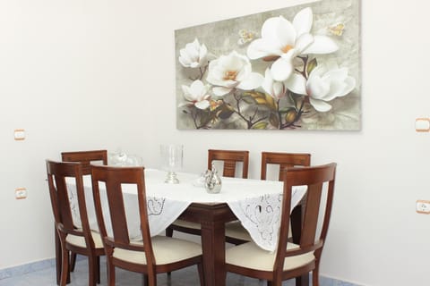 Living room, Decorative detail, Dining area