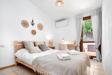 Bed, Photo of the whole room, Bedroom, air conditioner