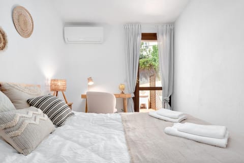 Bed, Bedroom, air conditioner