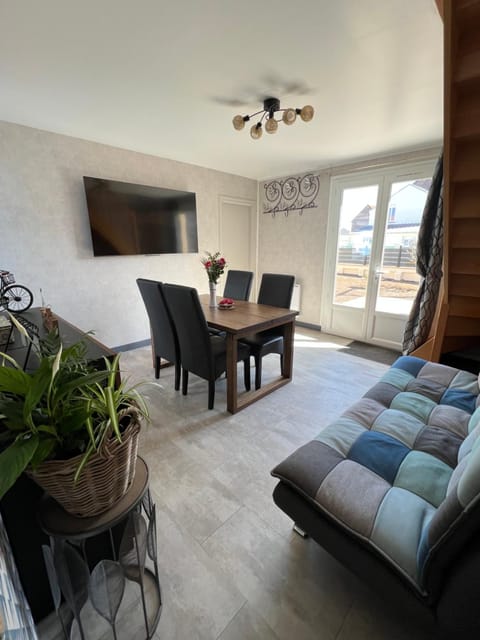 Communal lounge/ TV room, TV and multimedia, Living room, Dining area