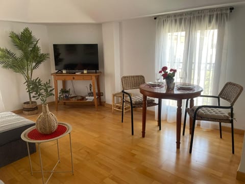 Communal lounge/ TV room, TV and multimedia, Living room, Seating area, Dining area