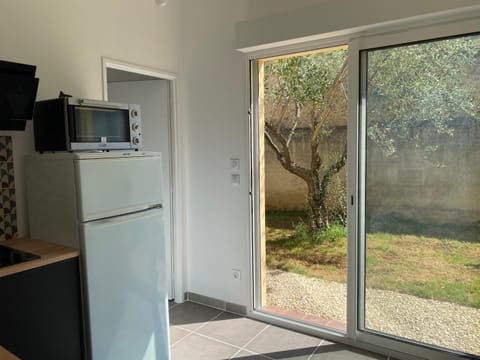 Kitchen or kitchenette, Garden view, minibar, pet friendly