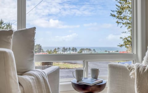 Oceanview Estate House in Devils Lake