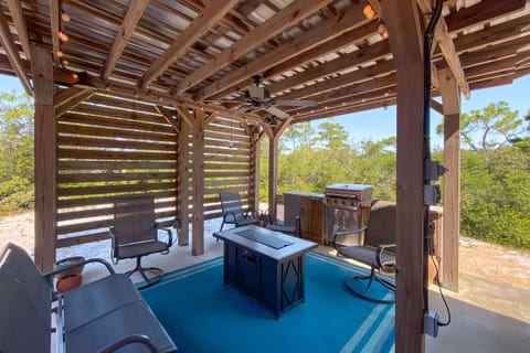 Walk to Beach, Secluded, Gazebo with Grill, 1GiG WiFi, Washer and Dryer, Games House in Alabama