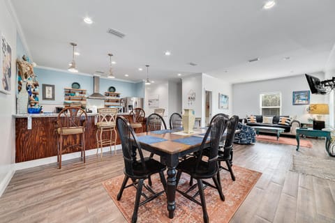 Walk to Beach, Secluded, Gazebo with Grill, 1GiG WiFi, Washer and Dryer, Games House in Alabama