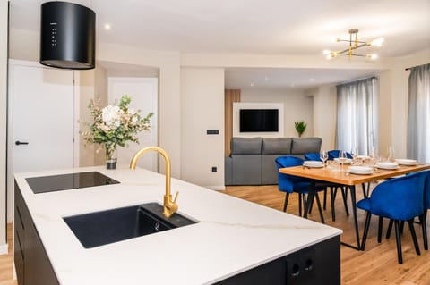 Kitchen or kitchenette, Dining area, minibar