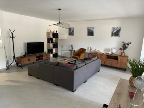 Communal lounge/ TV room, TV and multimedia, Living room, Seating area, Evening entertainment