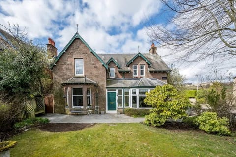Gilmore House - 5 Bedroom Victorian Home with Hot Tub House in Scotland