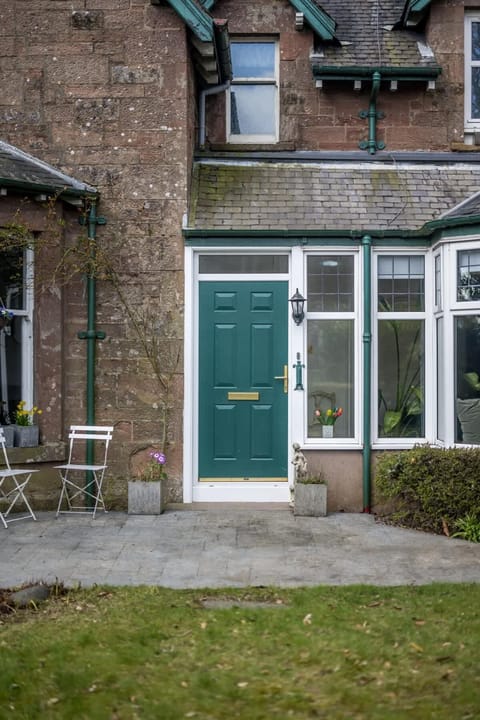 Gilmore House - 5 Bedroom Victorian Home with Hot Tub House in Scotland