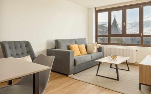Bird's eye view, Living room