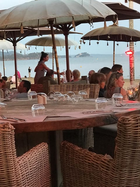 Restaurant/places to eat, Natural landscape, Food and drinks, Guests, Sea view, Drinks
