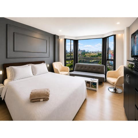 Communal lounge/ TV room, Bed, TV and multimedia, Living room, Photo of the whole room, Seating area, Evening entertainment, Bedroom