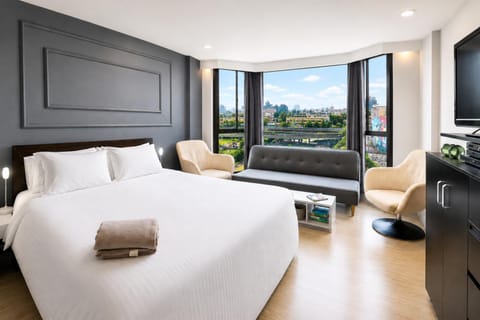 Bed, TV and multimedia, View (from property/room), Living room, Photo of the whole room, Seating area, Evening entertainment, Bedroom