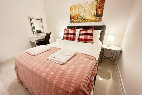 Bed, Photo of the whole room, Bedroom, hair dresser, towels