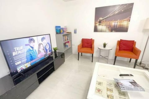 Communal lounge/ TV room, TV and multimedia, Living room, Seating area, Evening entertainment