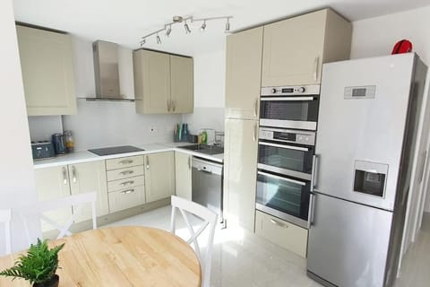 Kitchen or kitchenette, Dining area, dishwasher, minibar, pet friendly, stove, toaster