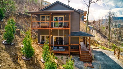 Property building, Day, Natural landscape, Balcony/Terrace, Mountain view
