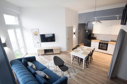 Kitchen or kitchenette, Living room, Seating area, Dining area