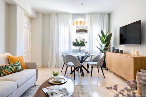TV and multimedia, Living room, Seating area, Dining area