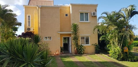 Property building, Facade/entrance, Garden, Garden view, Parking