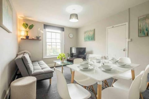 Cambridge 3 bedroom flat with private parking Apartment in Cambridge