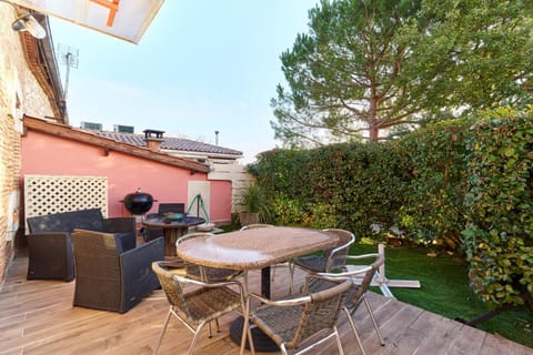 Property building, Balcony/Terrace, Living room