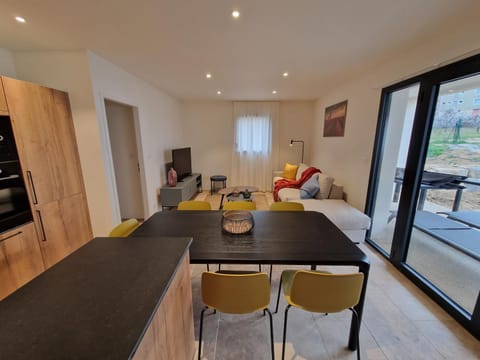 Les Papillons du Ventoux - L'Aurore de Provence - twee slaapkamerappartement met terras en tuin Apartment in Malaucène