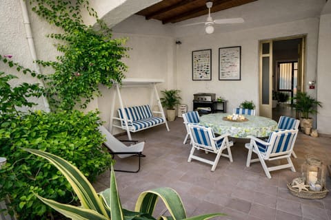 Patio, Day, Dining area