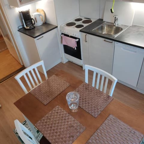 Coffee/tea facilities, Kitchen or kitchenette, Dining area, stove