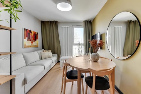 Bed, TV and multimedia, Living room, Photo of the whole room, Decorative detail, Seating area, Dining area, Area and facilities
