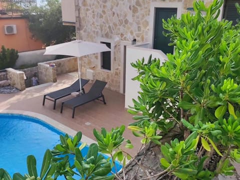 Property building, Garden view, Pool view, Swimming pool