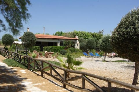 Property building, Day, Natural landscape, Garden, Garden view