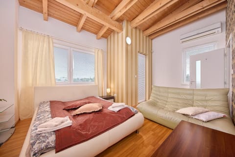 Bed, Seating area