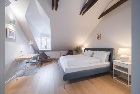 Bed, Seating area, Bedroom