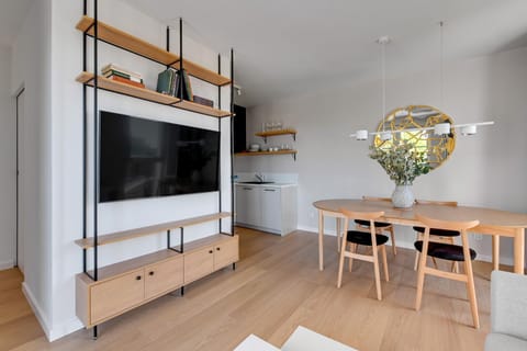 TV and multimedia, Living room, Photo of the whole room, Decorative detail, Dining area, Area and facilities