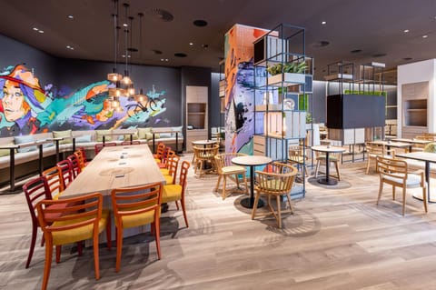 Restaurant/places to eat, Seating area