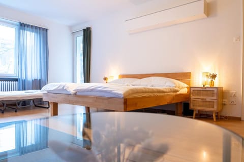 Bed, Photo of the whole room, Bedroom, towels