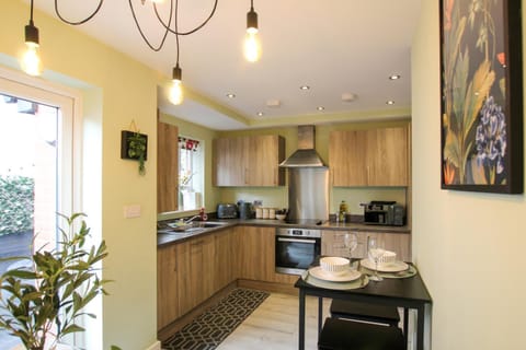 Coffee/tea facilities, Kitchen or kitchenette, Dining area, dishwasher, stove, toaster