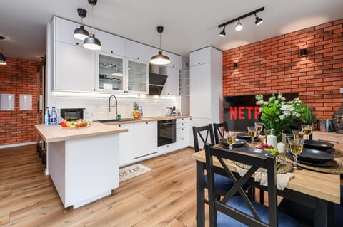 Kitchen or kitchenette, Dining area, oven, stove