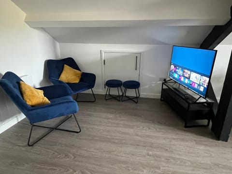 Loft studio apartment, BL, Town Centre, Secure gated parking option, Modern, fresh and spacious living, Netflix ready TV, Wifi Apartment in Wellingborough