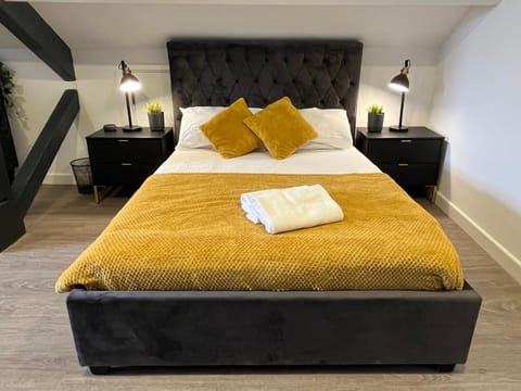 Loft studio apartment, BL, Town Centre, Secure gated parking option, Modern, fresh and spacious living, Netflix ready TV, Wifi Apartment in Wellingborough