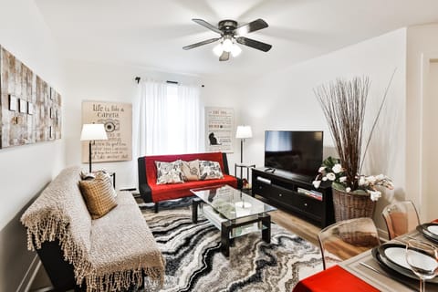 Communal lounge/ TV room, TV and multimedia, Living room, Seating area, Evening entertainment