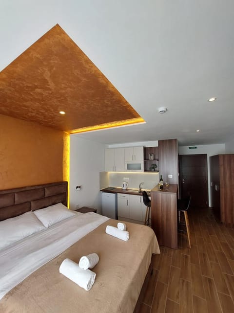 Bed, Kitchen or kitchenette, Photo of the whole room, Bedroom, towels