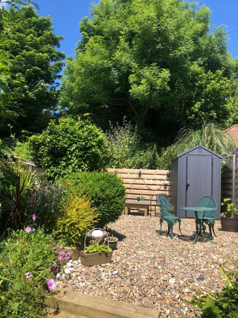 Knocker Cottage is a 3 bedroom made up of 1 double bedroom and 2 small double bedrooms in small village 10 min to beaches House in England