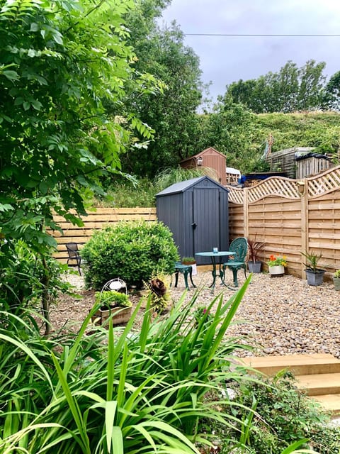 Knocker Cottage is a 3 bedroom made up of 1 double bedroom and 2 small double bedrooms in small village 10 min to beaches House in England