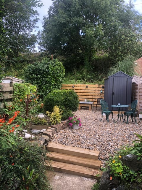 Knocker Cottage is a 3 bedroom made up of 1 double bedroom and 2 small double bedrooms in small village 10 min to beaches House in England