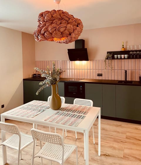 Kitchen or kitchenette, Living room, Seating area, Dining area