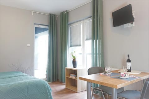 Bed, TV and multimedia, Photo of the whole room, Dining area, Bedroom, hair dresser