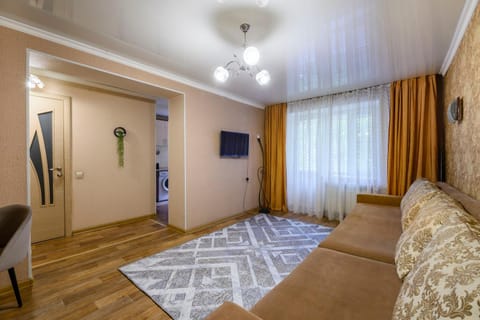 Bed, TV and multimedia, Living room, Photo of the whole room, Seating area, Bedroom